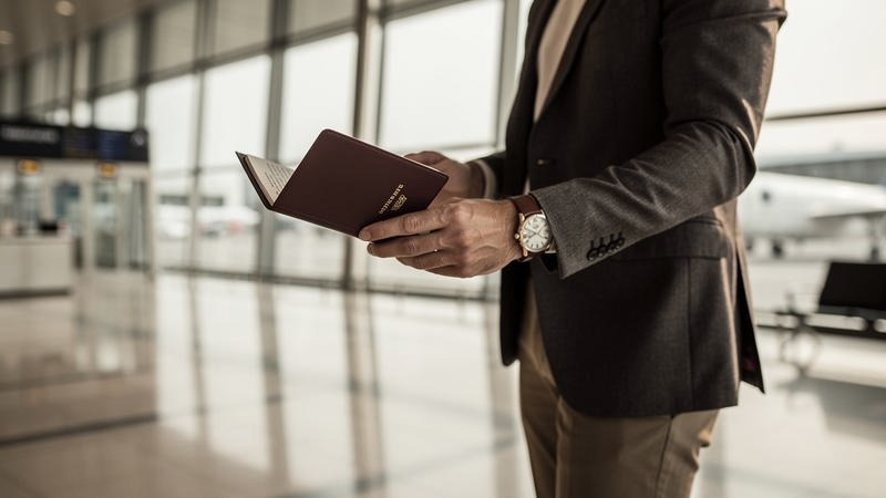 Ubiór do zdjęcia paszportowego – co założyć, by uniknąć odrzucenia?