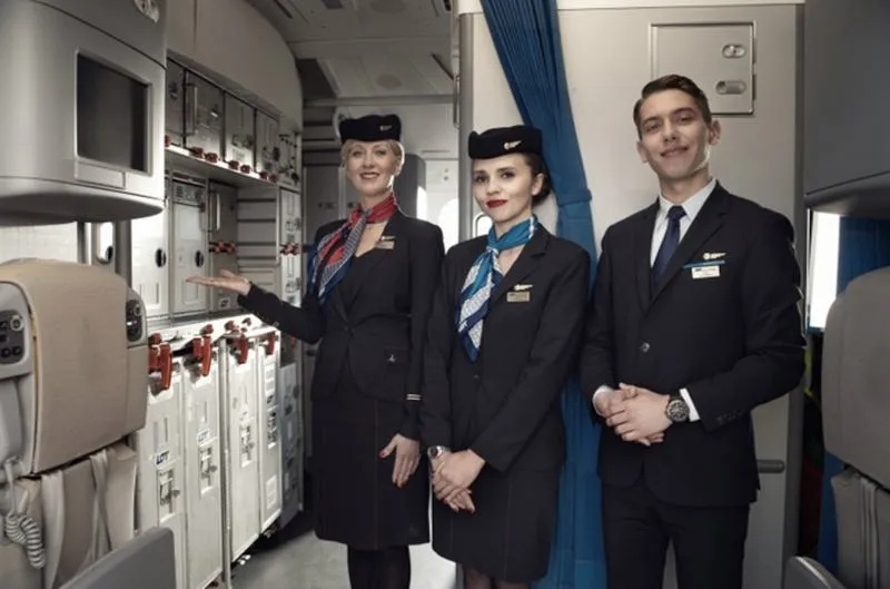 Zarobki stewardessy LOT: ile naprawdę wynoszą i od czego zależą?
